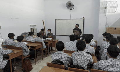[Pengmas] Pelatihan Dan Peningkatan Keterampilan Penyolderan Komponen Elektronika Surface Mount Devices Bagi Siswa Dan Guru  SMK Unggulan Terpadu PGII Bandung