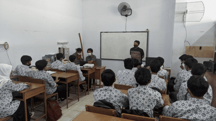 [Pengmas] Pelatihan Dan Peningkatan Keterampilan Penyolderan Komponen Elektronika Surface Mount Devices Bagi Siswa Dan Guru  SMK Unggulan Terpadu PGII Bandung