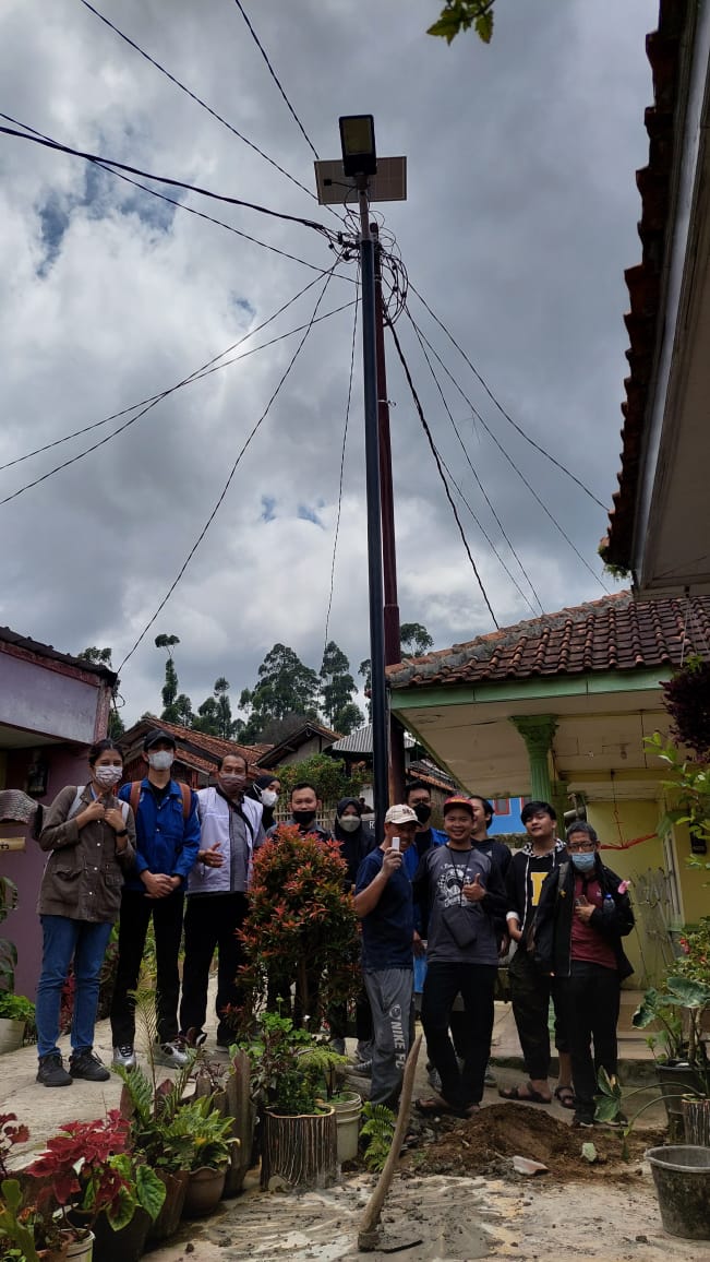 [Pengmas] PERANCANGAN SISTEM LAMPU PENERANGAN BERBASIS PANEL SURYA DI DESA ALAM ENDAH, CIWIDEY