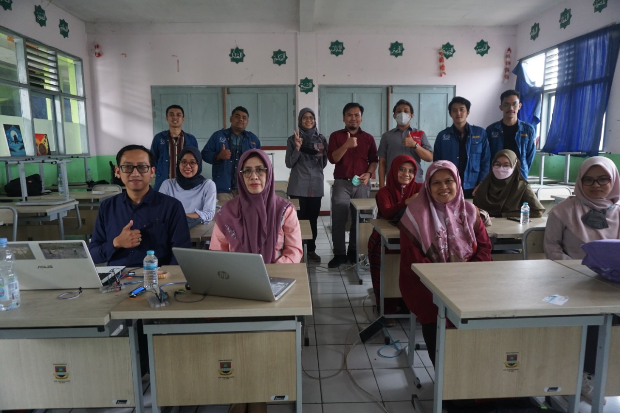 PELATIHAN ARDUINO DENGAN SENSOR DHT-11 PENGABDIAN MASYARAKAT TELKOM UNIVERSITY 2022