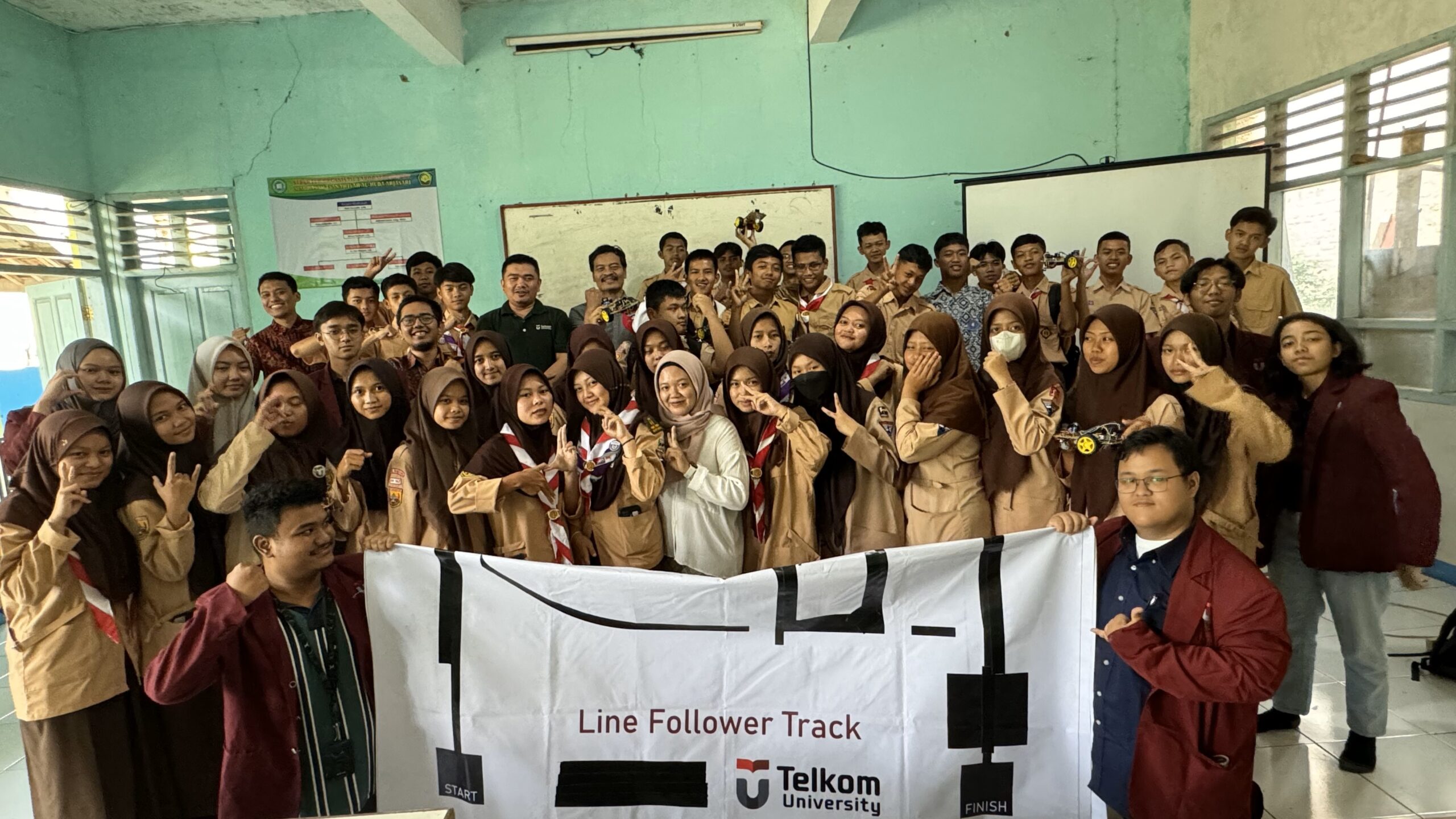 Pelatihan Robotika Line Follower Digital untuk Siswa SMA Al – Huda Arjasari