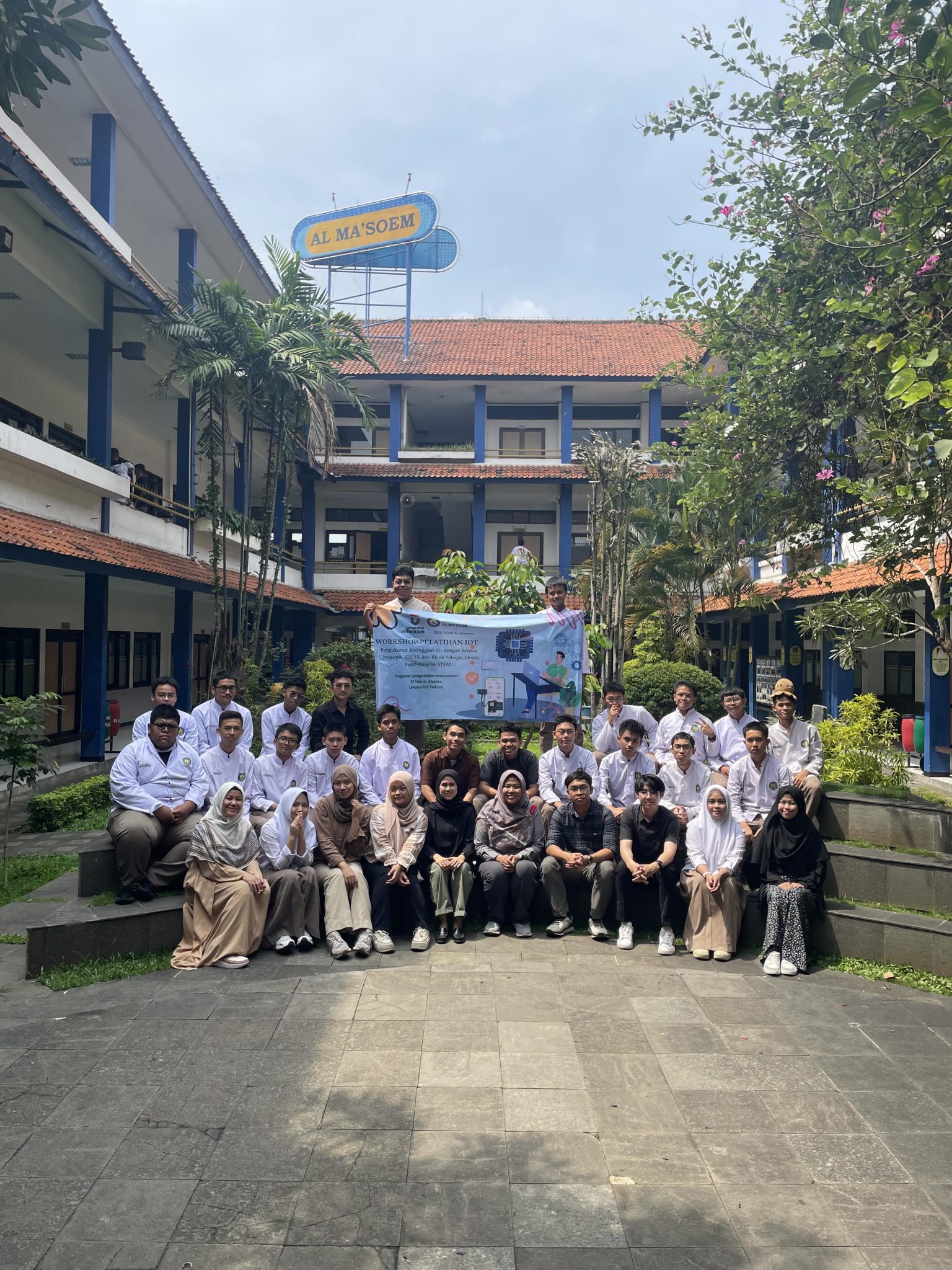Kegiatan Pengabdian Masyarakat Pelatihan IoT di SMA Islam Al-Ma’soem: Siswa dan Guru Belajar Monitoring Jarak dengan Sensor Ultrasonik dan ESP32 Kegiatan Pengabdian Masyarakat Pelatihan IoT di SMA Islam Al-Ma’soem: Siswa dan Guru Belajar Monitoring Jarak dengan Sensor Ultrasonik dan ESP32