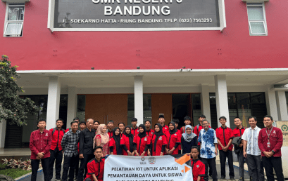 Pelatihan Sistem Smart Home dan Pemantauan Daya Listrik di SMKN 6 Bandung